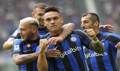 Lautaro Martinez dari Inter Milan (depan) merayakan dengan rekan satu timnya setelah mencetak gol pertama timnya selama pertandingan sepak bola Serie A Italia antara Inter Milan dan Salernitana di Stadion San Siro di Milan, Italia, Ahad, 16 Oktober 2022. 