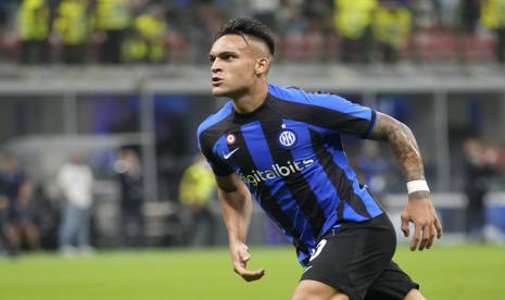 Striker Inter Milan Lautaro Martinez merayakan golnya.