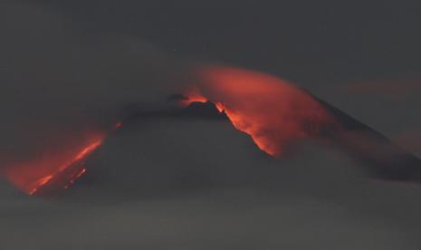 Lava mengalir dari kawah Gunung Merapi terlihat dari Desa Pakembinangun di Sleman, DIY. 