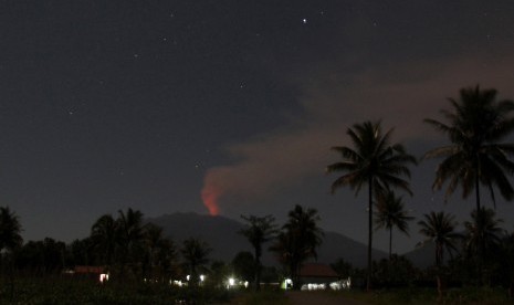 Lava pijar dan asap solfatara menyembur dari Gunung Raung terlihat dari Desa Sumber Arum, Songgon, Banyuwangi, Jawa Timur, Sabtu (4/7)