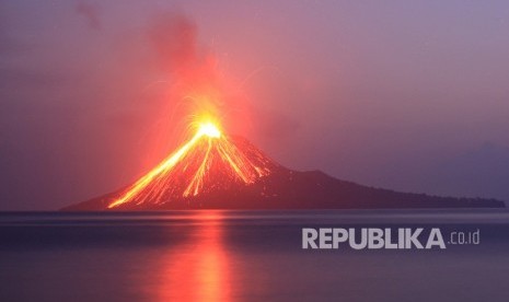 Lava pijar dari Gunung Anak Krakatau di perairan Selat Sunda, Kalianda, Lampung Selatan, Kamis (19/7).