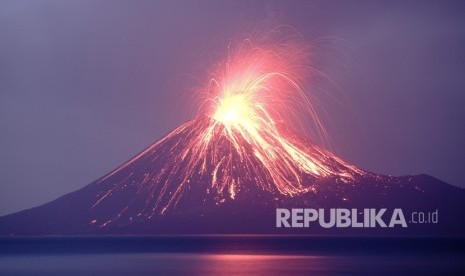 Lava pijar dari Gunung Anak Krakatau di perairan Selat Sunda, Kalianda, Lampung Selatan.