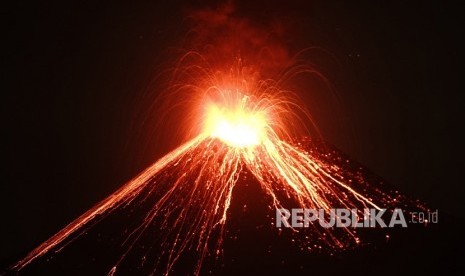 Lava pijar dari Gunung Anak Krakatau di perairan Selat Sunda, Kalianda, Lampung Selatan, Kamis (19/7). 