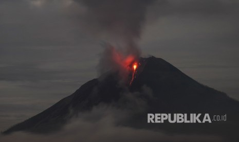 Lava pijar mengalir dari puncak Gunung Sinabung saat erupsi, di Karo, Sumatera Utara, Selasa (8/8) dini hari. 