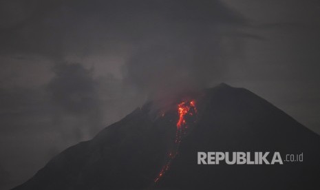 Lava pijar mengalir dari puncak Gunung Sinabung saat erupsi, di Karo, Sumatera Utara, Selasa (8/8) dini hari.