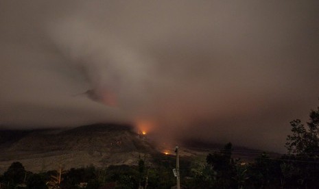  Lava pijar mengalir di lereng Gunung Sinabung difoto dari Desa Gamber, Karo, Sumut, Minggu (29/6) malam. 