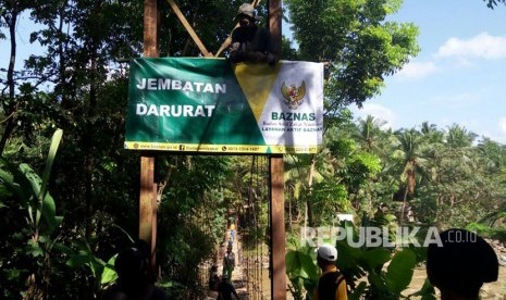 Layanan Aktif BAZNAS (LAB) membangun jembatan  yang menghubungkan Desa Simpang Garut dengan Desa Cempakasari, Tasikmalaya, Jawa Barat. Pembangunan yang selesai dalam sepekan (19-26 Oktober 2017) dengan melibatkan warga ini kini bisa dimanfaatkan 4.629 jiwa dalam 1.279 kepala keluarga.