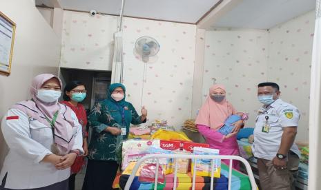 Layanan Aktif Baznas memberikan bantuan bagi bayi yang ditemukan di tempat pembuangan sampah di Desa Serdang Wetan Legok, Tangerang.