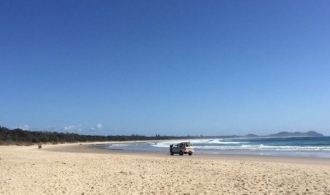 Seorang perempuan berusia 17 tahun tewas setelah diserang hiu saat berselancar dengan ayahnya di lepas pantai Australia.