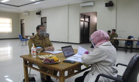 Bupati: Waspada OTG Berkeliaran di Garut. Layanan di Disdukcapil Kabupaten Garut kembali berjalan pada Selasa (8/12). Sebelumnya, layanan di kantor itu sempat ditutup karena adanya pegawai yang terkonfirmasi positif Covid-19.