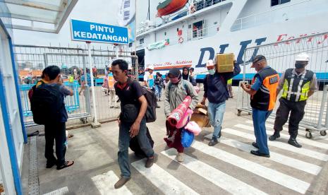 Layanan kedatangan pemudik dengan kapal laut dari Ketapang, Kalimantan Barat, yang baru tiba di Terminal Penumpang Pelabuhan Tanjung Emas Semarang pada H-12 Idul Fitri 1444 Hijriyah, Senin (10/4). 