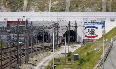 Layanan kereta bawah laut Euro Tunnel yang menghubungkan Inggris dan Prancis terpaksa ditutup, Sabtu (3/10), karena serbuan migran di sisi Prancis di sekitar Kota Calais, selatan Prancis.