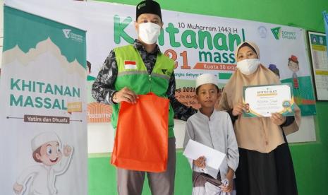 Layanan Kesehatan Cuma-Cuma (LKC) Dompet Dhuafa menggelar kegiatan khitanan massal di Pondok Pesantren An Nur, Ciseeng, Bogor, Provinsi Jawa Barat, (19/8).