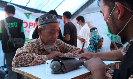 Layanan kesehatan Dompet Dhuafa dengan memanfaatkan Hospital Keliling.