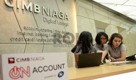 Layanan On Account XL-CIMB Niaga: Karyawan melayani nasabah yang mendaftar layanan XL - CIMB Niaga On Account saat peluncuran produk 