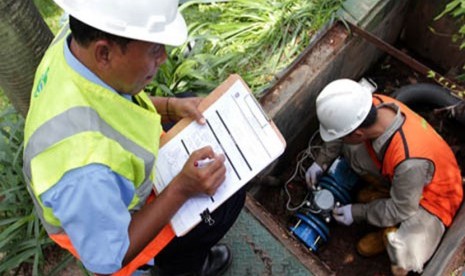 PALYJA's staff check the company's water facilities to provide best service for its loyal customers. (Illustration)