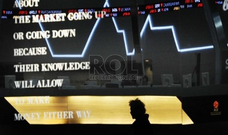 Layar elektronik menunjukkan pergerakkan harga Indeks Harga Saham Gabungan (IHSG) di kantor Bursa Efek Indonesia, Jakarta, Rabu (12/8).