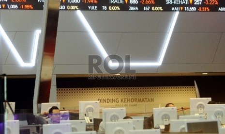 Layar elektronik menunjukkan pergerakkan harga Indeks Harga Saham Gabungan (IHSG) di kantor Bursa Efek Indonesia, Jakarta, Rabu (12/8).