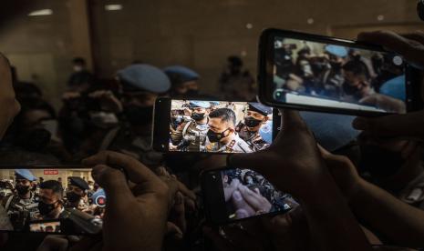 Layar gawai merekam Kadiv Propam nonaktif Irjen Pol Ferdy Sambo saat tiba untuk menjalani pemeriksaan di Bareskrim Mabes Polri, Jakarta, Kamis (4/8/2022). Irjen Pol Ferdy Sambo memenuhi panggilan Bareskrim Polri untuk diperiksa sebagai saksi terkait kasus dugaan tindak pidana polisi tembak polisi di rumah dinasnya yang menewaskan Brigadir J. 