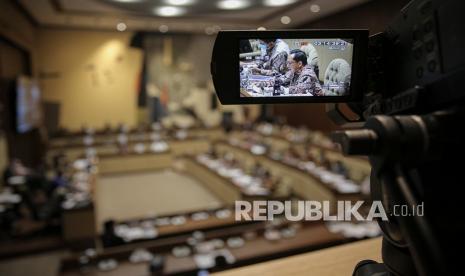 Layar kamera menampilkan Menteri Dalam Negeri (Mendagri) Tito Karnavian saat mengikuti rapat dengar pendapat dengan Komisi II DPR di Kompleks Parlemen, Senayan, Jakarta, Rabu (9/6/2021). Rapat tersebut membahas evaluasi pelaksanaan anggaran tahun 2021 dan pembicaraan pendahuluan pembahasan RAPBN tahun anggaran 2022 dan rencana kerja Pemerintah tahun 2022. 