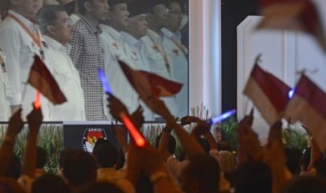 Layar menampilkan pasangan capres cawapres nomor urut satu Prabowo Subianto (keempat kiri) - Hatta Radjasa (kelima kiri) dan pasangan capres cawapres nomor urut dua Joko Widodo (ketiga kiri) - Jusuf Kalla (kedua kiri) 