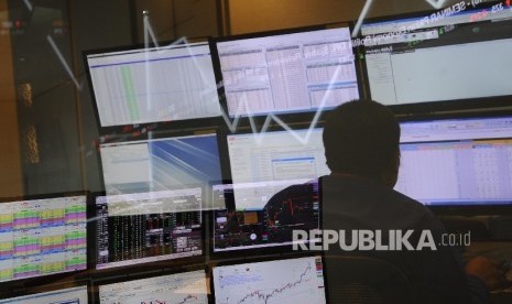  Layar menampilkan pergerakan Indeks Harga Saha Gabungan (IHSG) di Bursa Efek Indonesia (BEI), Jakarta, Kamis (1\12). 