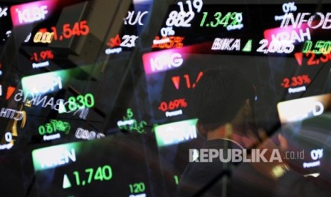  Layar menampilkan pergerakan Indeks Harga Saham Gabungan (IHSG) di Bursa Efek Indonesia 