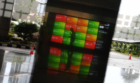 Layar menampilkan pergerakan indeks harga saham di Bursa Efek Indonesia, Jakarta (ilusrasi). Indeks Harga Saham Gabungan (IHSG) berakhir di zona merah pada perdagangan Selasa (22/2/2022). IHSG ditutup melemah ke posisi 6.861,99 atau terkoreksi sebesar 0,59 persen dibandingkan penutupan perdagangan kemarin. 