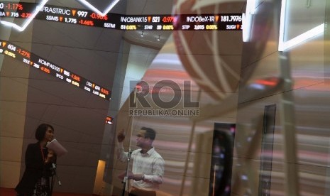 Layar menampilkan pergerakan Indeks Harga Saham Gabungan (IHSG) di Bursa Efek Indonesia, Jakarta, Kamis (7/1).