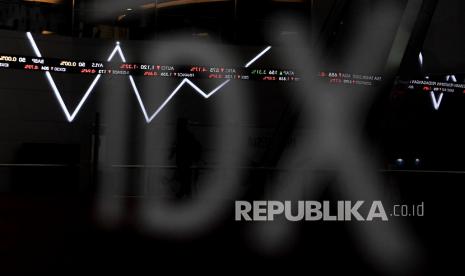 Layar menampilkan pergerakan Indeks Harga Saham Gabungan (IHSG) di Bursa Efek Indonesia, Jakarta, Rabu (30/12/2020). Pada penutupan perdagangan akhir tahun 2020 IHSG ditutup melemah 57,1 poin atau 0,95 persen ke level 5.979,07.