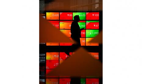 Layar menampilkan pergerakan Indeks Harga Saham Gabungan (IHSG) di Bursa Efek Indonesia, Jakarta, Rabu (30/12). IHSG ditutup menguat 17,55 poin atau 0,28 persen ke posisi 6.376,76. 