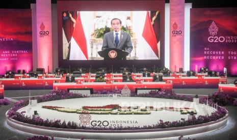 Layar menampilkan Presiden Joko Widodo memberikan pidato saat pertemuan tingkat Menteri Keuangan dan Gubernur Bank Sentral atau Finance Ministers and Central Bank Governors Meeting (FMCBG) di Jakarta Convention Center, Jakarta, Kamis (17/2/2022). Pertemuan yang berlangsung pada 17-18 Februari 2022 itu merupakan rangkaian pertemuan di Jalur Keuangan dalam Presidensi G20 Indonesia yang membawa enam agenda prioritas, yakni exit strategy untuk mendukung pemulihan yang adil, pembahasan scarring effect untuk mengamankan pertumbuhan masa depan, sistem pembayaran di era digital, keuangan berkelanjutan, inklusi keuangan, dan perpajakan internasional. 