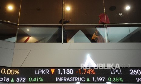  Layar menampilkan teks berjalan pergerakan Indeks Harga Saham Gabungan (IHSG) di Bursa Efek Indonesia, Jakarta, Kamis(28/7). (Republika/ Tahta Aidilla)