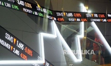 Layar menampilkan teks berjalan pergerakan Indeks Harga Saham Gabungan (IHSG) di Bursa Efek Indonesia, Jakarta (ilustrasi). (Republika/ Tahta Aidilla)