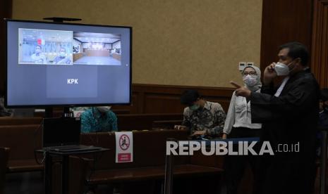 Layar menampilkan terdakwa kasus suap terhadap Sekretaris MA Nurhadi dan Rezky Herbiyono pada sidang dengan agenda pembacaan dakwaan di Pengadilan Tipikor, Jakarta, Kamis (22/10/2020). Mantan Sekretaris MA Nurhadi dan menantunya Rezky Herbiyono didakwa Jaksa Penuntut Umum KPK telah menerima suap Rp45,7 miliar dan gratifikasi senilai Rp37,2 miliar terkait penanganan perkara di Mahkamah Agung. 