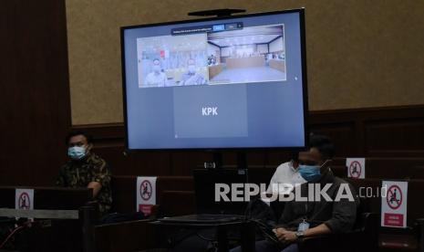 Layar menampilkan terdakwa kasus suap terhadap Sekretaris MA Nurhadi dan Rezky Herbiyono pada sidang dengan agenda pembacaan dakwaan di Pengadilan Tipikor, Jakarta, Kamis (22/10/2020). Mantan Sekretaris MA Nurhadi dan menantunya Rezky Herbiyono didakwa Jaksa Penuntut Umum KPK telah menerima suap Rp45,7 miliar dan gratifikasi senilai Rp37,2 miliar terkait penanganan perkara di Mahkamah Agung.