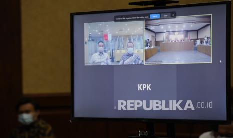 Layar menampilkan terdakwa kasus suap terhadap Sekretaris MA Nurhadi dan Rezky Herbiyono pada sidang dengan agenda pembacaan dakwaan di Pengadilan Tipikor, Jakarta, Kamis (22/10/2020). Mantan Sekretaris MA Nurhadi dan menantunya Rezky Herbiyono didakwa Jaksa Penuntut Umum KPK telah menerima suap Rp45,7 miliar dan gratifikasi senilai Rp37,2 miliar terkait penanganan perkara di Mahkamah Agung. 