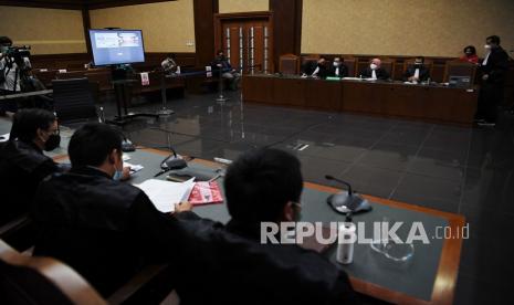 Layar menampilkan terdakwa kasus suap terhadap Sekretaris MA Nurhadi dan Rezky Herbiyono pada sidang dengan agenda pembacaan dakwaan di Pengadilan Tipikor, Jakarta, Kamis (22/10/2020). Mantan Sekretaris MA Nurhadi dan menantunya Rezky Herbiyono didakwa Jaksa Penuntut Umum KPK telah menerima suap Rp45,7 miliar dan gratifikasi senilai Rp37,2 miliar terkait penanganan perkara di Mahkamah Agung.