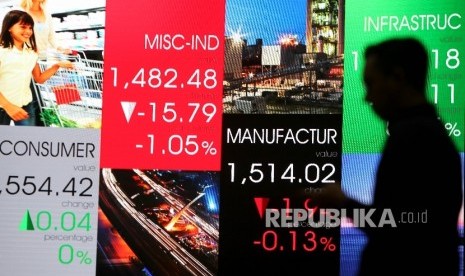 layar menujukkan pergerakan Indeks Harga Saham di Bursa Efek Indonesia , Jakarta, Senin (3/7).