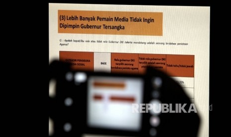 Layar menujukkan sejumlah data terkait hasil survei terhadap pengguna media sosial dalam menentukan pilihan terhadap Cagub DKI Jakarta di Kantor LSI Denny JA, Jakarta, Selasa (21/3).