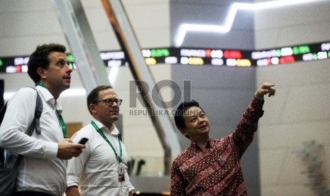  Layar menunjukan pergerakan Indeks Harga Saham Gabungan (IHSG) di Bursa Efek Jakarta, Jumat (18/9). 