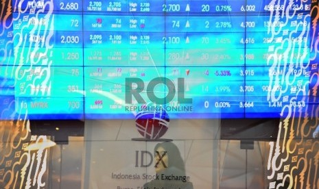 Layar menunjukan pergerakan Indeks Harga Saham Gabungan (IHSG) pada sesi penutupan di Bursa Efek Jakarta, Jumat (18/9). Republika/Tahta Aidilla.