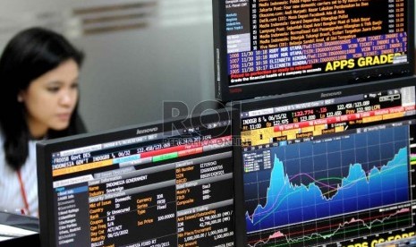 Layar monitor menunjukan pergerakan grafik surat utang negara di Delaing Room Treasury (ilustrasi). Kementerian Keuangan memastikan investor domestik masih mendominasi penawaran dalam lelang Surat Utang Negara (SUN) rutin pada Selasa (12/10).