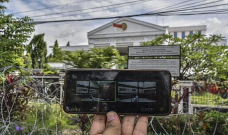 Layar telepon pintar menampilkan suasana sidang kasus pelanggaran protokol kesehatan dengan terdakwa Rizieq Shihab yang digelar secara virtual di PN Jakarta Timur, Selasa (6/4/2021). Rizieq Shihab kembali disidangkan dengan agenda putusan sela untuk dua perkara yaitu kerumunan di Petamburan, Jakarta Pusat, dan Kerumunan di Megamendung, Jawa Barat. 