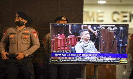 Layar televisi menampilkan proses berlangsungnya sidang tertutup Komisi Kode Etik Polri (KKEP) terhadap mantan Kadiv Propam Polri Irjen Ferdy Sambo di Gedung Transnational Crime Center (TNCC) Divisi Propam Mabes Polri, Jakarta, Kamis (25/8/2022). Mantan Kadiv Propam Polri Irjen Ferdy Sambo tersebut menjalani sidang dugaan pelanggaran etik dalam kasus dugaan pembunuhan berencana Brigadir Nofriansyah Yosua Hutabarat atau Brigadir J. 