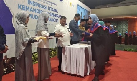 LAZ Al Azhar bersama Yayasan Baitul Maal (YBM) PLN mewisuda 256 santri Rumah Gemilang Indonesia (RGI) Angkatan 18 dan 19 di Auditorium PLN Pusat, Jakarta hari ini, Rabu (19/12).