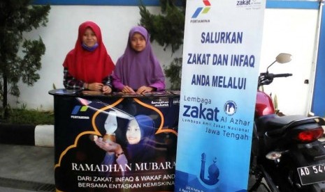 LAZ Al Azhar membuka gerai zakat di sepanjang jalur mudik.