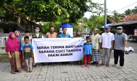 LAZ Harapan Dhuafa melakukan Ekspedisi Berbagi Kebahagiaan Ramadhan dengan menyalurkan bantuan bahan pangan, sarana cuci tangan portable untuk CTPS dan Takjil untuk warga rentan dan terdampak Covid-19 di wilayah Pulau Panjang, Kabupaten Serang, Senin (10/5).