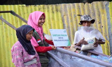 LAZ Harapan Dhuafa memberi bantuan untuk mereka yang tak bisa di rumah saja.