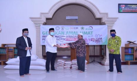 LAZ Harfa bersama MUI Provinsi Banten, DMI Banten, Forum Silaturahmi Pondok Pesantren (FSPP), Ikatan Cendekiawan Muslim Indonesia (ICMI),  dan Forum Komunikasi Alumni Petugas Haji Indonesia (FKAPHI) membuka donasi Gerakan 10 ribu paket sembako bagi kyai, ustaz, guru ngaji dan santri yatim dalam rangka penanggulangan dampak sosial ekonomi Covid-19.